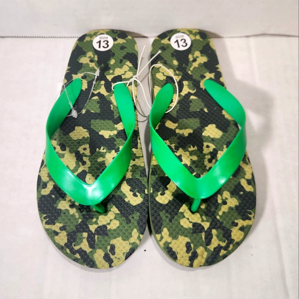 NWT Boy's Green Camouflage Flip Flops
